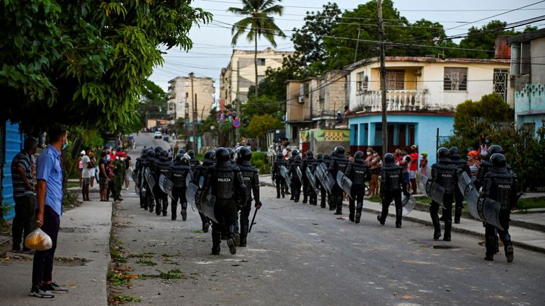 Manifestations à Cuba : des dizaines d'arrestations arbitraires et Internet bloqué, selon Amnesty