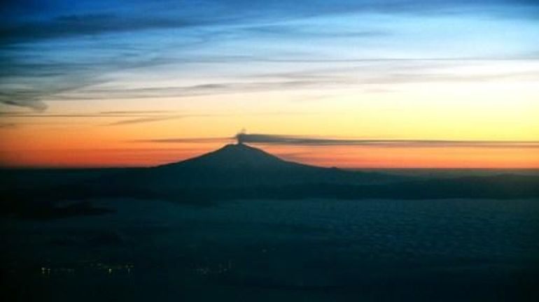 Italie : le volcan Etna crache à nouveau de la lave