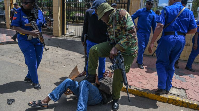 Kenya : la police arrête brutalement des dizaines de manifestants anti-gouvernementaux