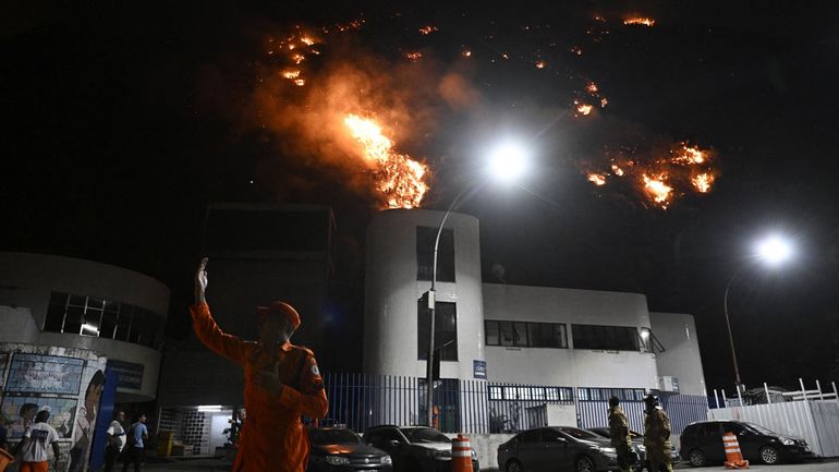 Brésil : incendie de forêt dans le quartier touristique de Copacabana à Rio de Janeiro
