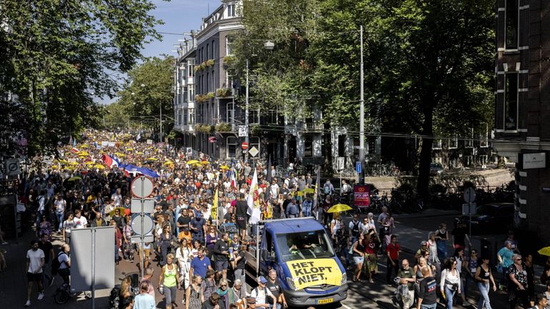 Coronavirus : plus de 20.000 personnes manifestent à Amsterdam contre les mesures sanitaires