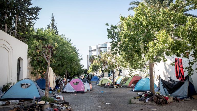 Tunisie : des centaines de migrants évacués de force de leurs campements et déportés vers la frontière algérienne
