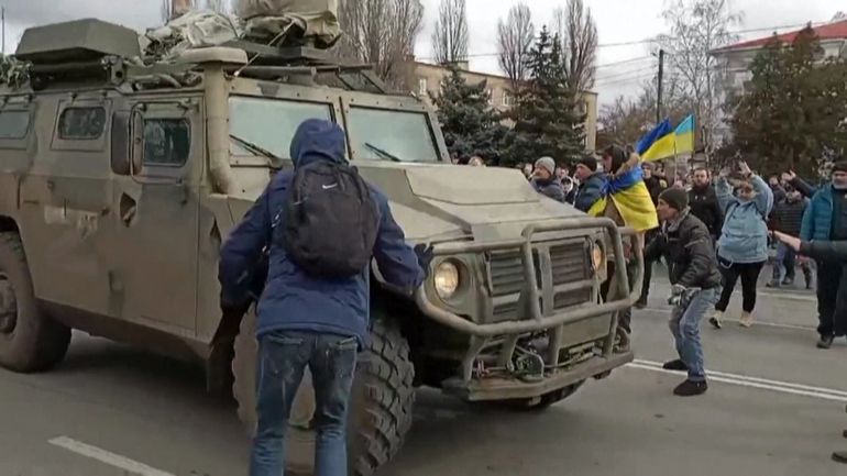 Guerre en Ukraine : sans armes mais pas désarmés, les civils font barrage de leur corps