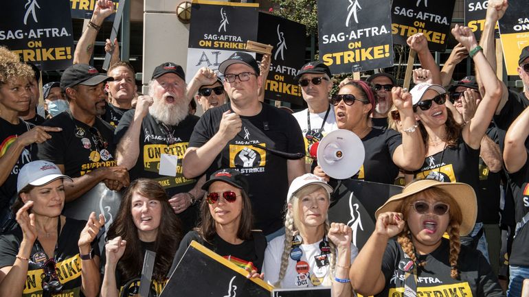 Les scénaristes d'Hollywood entérinent l'accord avec les studios, la grève officiellement terminée