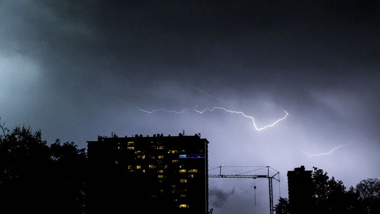 Intempéries : le numéro 1722 activé en prévision d'orages sur tout le pays