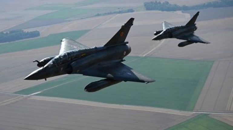 Guerre en Ukraine : Emmanuel Macron promet des avions de combat Mirage à Kiev