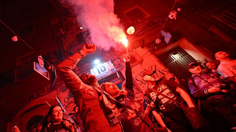 Le terrain d’Udinese envahi, Zielinski finit en slip, la ville en feu : les folles images après le sacre de Naples en Serie A