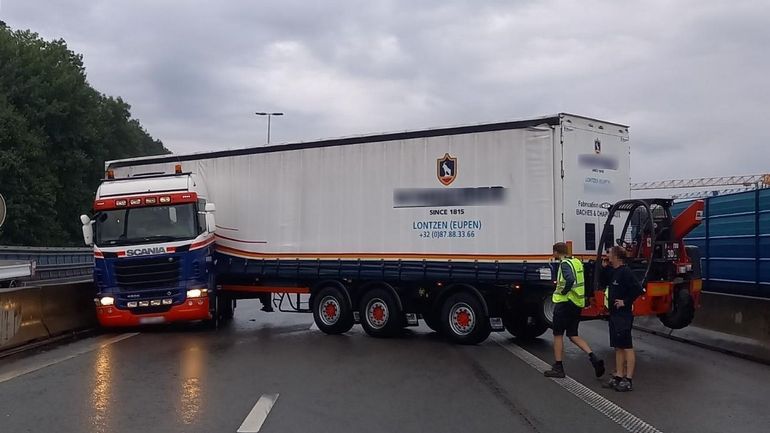 E42 fermée à Ensival : un camion en ciseau bloque le trafic vers Saint-Vith