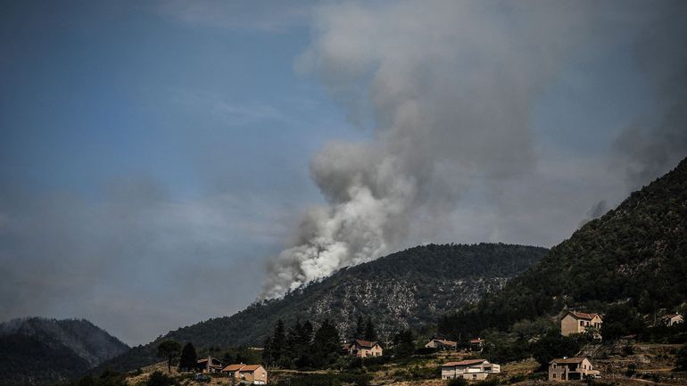 Incendies en France : le feu reprend dans l'Aveyron, 50 hectares de plus brûlés et 100 autres menacés