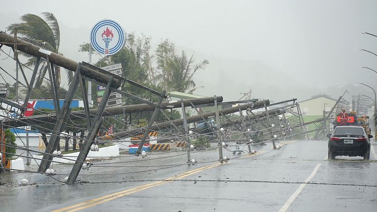 Vents records à Taiwan : le typhon Koinu frappe l'île, au moins un mort et plusieurs centaines de blessés