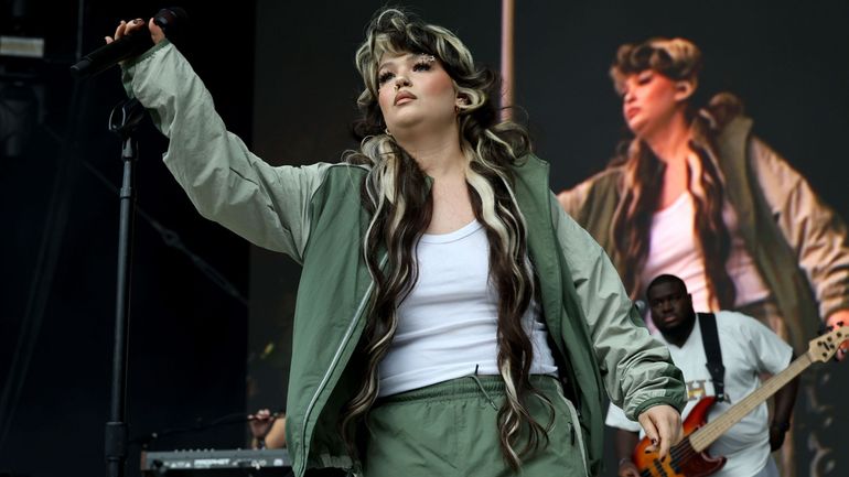 Après s’être effondrée sur scène, Lola Young annonce s’absenter "pendant quelque temps"