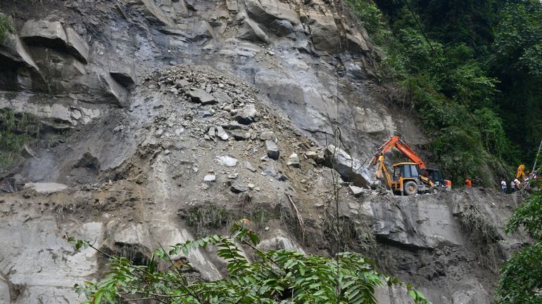Inde : un glissement de terrain sur une route du nord de l'Himalaya fait au moins 14 morts et plusieurs blessés