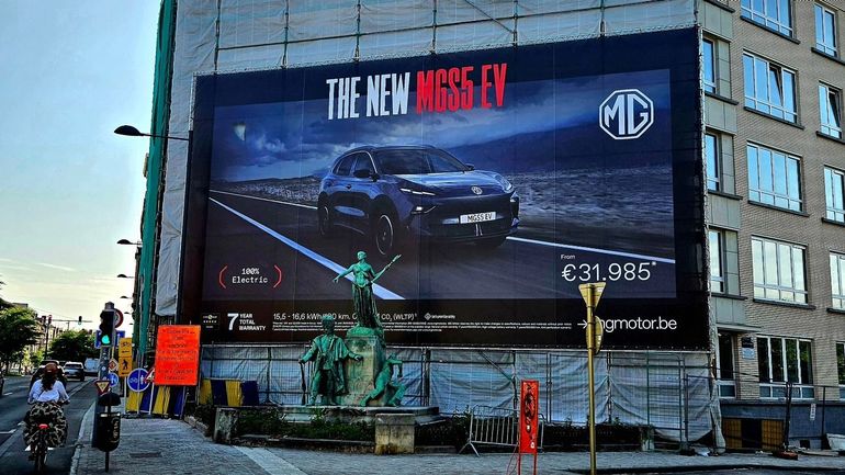 Une nouvelle bâche publicitaire illégale à Ixelles : 