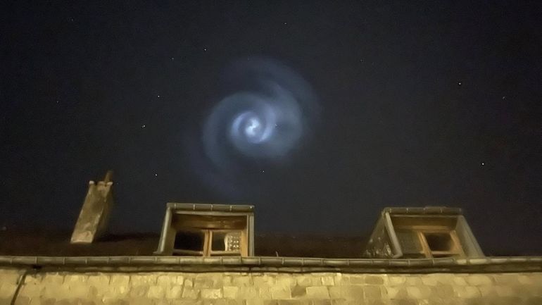 Quel est ce phénomène de spirale bleue observé dans le ciel ce lundi soir ?