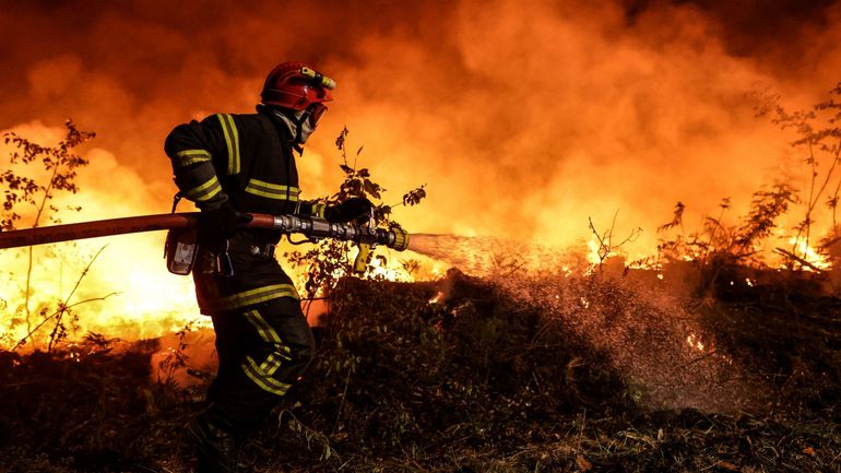 Feux de forêt dans le sud-ouest de la France : 14.000 hectares ravagés, le feu jusqu'à l'océan