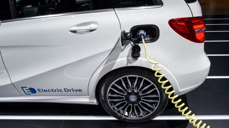 Crise énergétique : la Suisse pourrait restreindre la circulation de voitures électriques