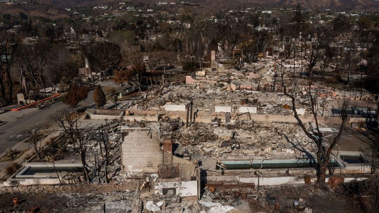 Après les incendies dévastateurs, la maire de Los Angeles limoge sa cheffe des pompiers