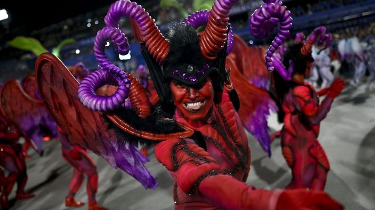 Au Carnaval de Rio, faste, fantaisie et émotions pour les premiers défilés