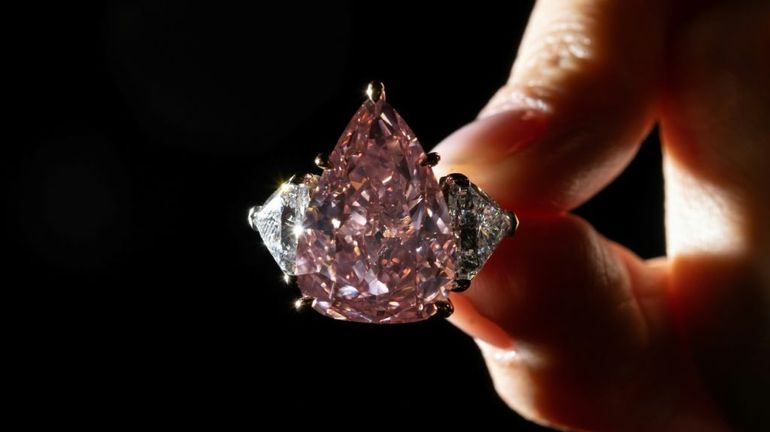 Un diamant rose géant très rare mis aux enchères à Genève