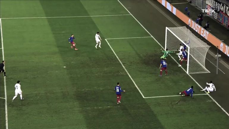 Erreur d'arbitrage hallucinante en Conference League : le ballon franchit largement la ligne... mais pas pour l'arbitre