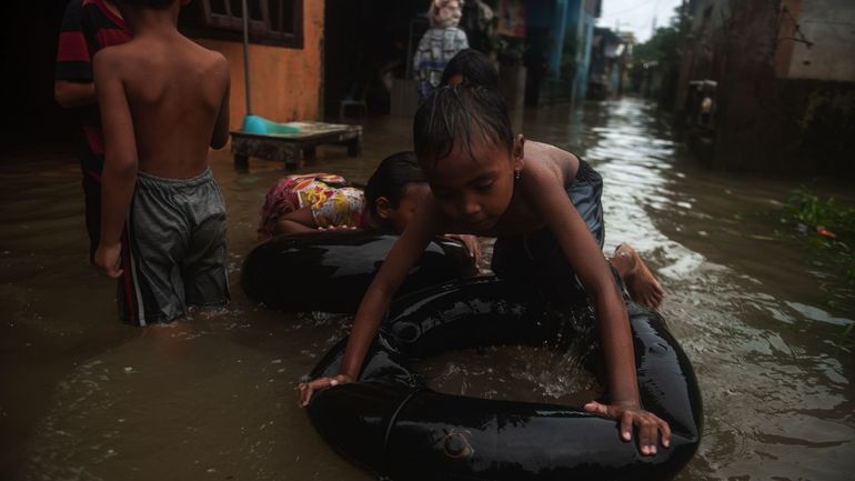 Bilan des inondations revu à la hausse en Indonésie : au moins 26 morts à Sumatra