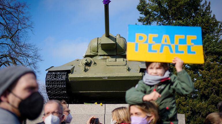 Guerre en Ukraine : Une manifestation de solidarité avec l'Ukraine réunit au moins 100.000 personnes à Berlin