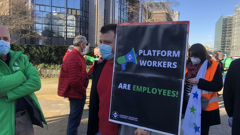 Une centaine de personnes rassemblées à Bruxelles pour les droits des travailleurs de plateformes