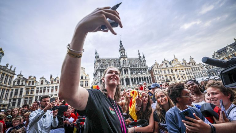 Quand la police demande à Emma Meesseman d’arrêter de signer des autographes… pour pouvoir vider la Grand-Place