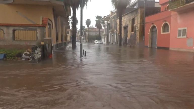 Intempéries en Sicile : la pluie transforme les rues en rivières, les pompiers secourent les victimes