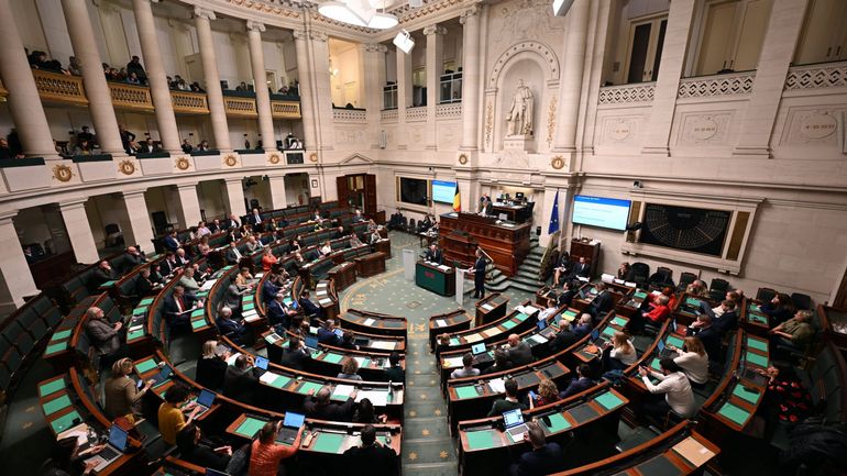 Ultime séance à la Chambre ce mercredi : suivez en direct le vote des derniers textes de loi et la dissolution du Parlement