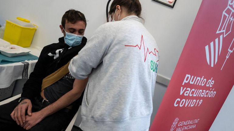 Vaccination en Espagne : les autorités prévoient une quatrième dose pour toute sa population à l'automne