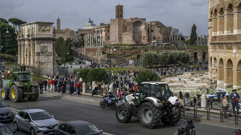 Image inédite en Italie : des tracteurs défilent devant le Colisée à Rome