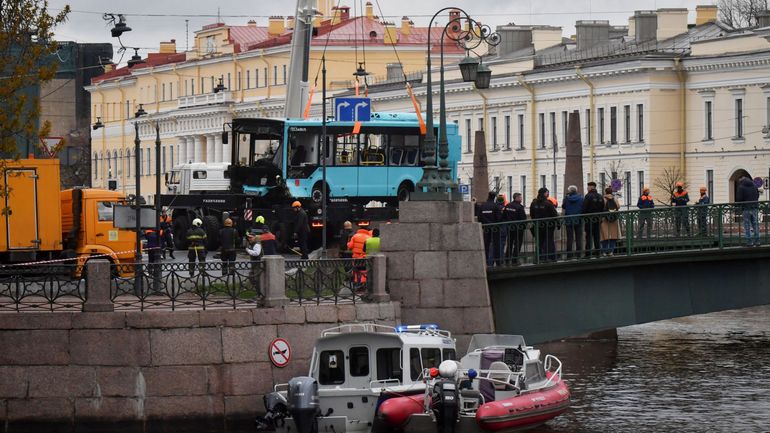 Au moins trois morts dans la chute d'un bus dans une rivière à Saint-Pétersbourg
