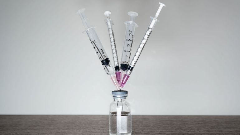 Une 4e dose de vaccin en Israël : prématuré ou précurseur contre Omicron ?