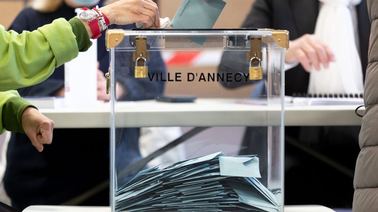 Présidentielle 2022 : ouverture des bureaux de vote pour le second tour en France