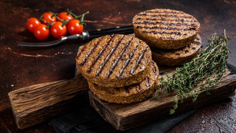 Jambon végétarien, saucisse végane et steak végétal interdits sur les étiquettes en France : et chez nous ?