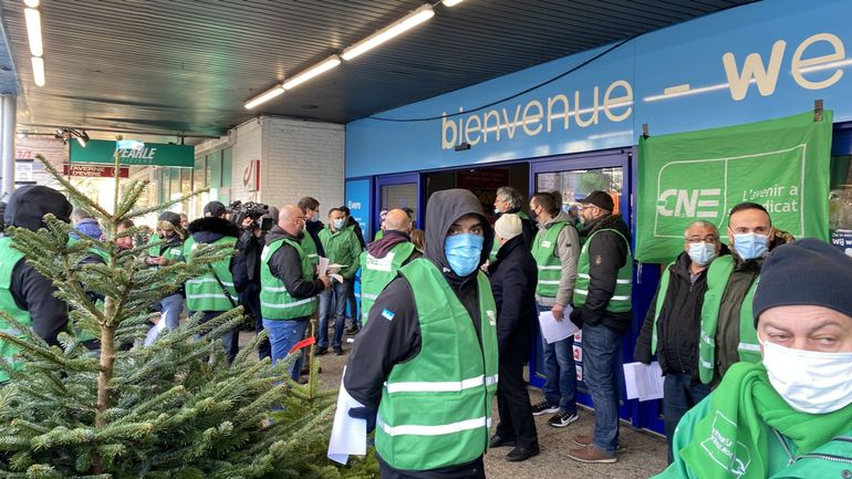 Action du personnel Logictics Nivelles devant le magasin Carrefour d'Evere