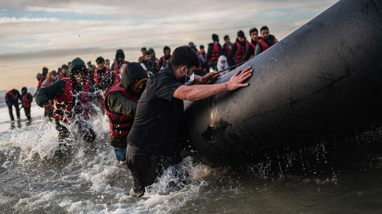 Huit personnes migrantes ont perdu la vie dans la Manche en tentant de la traverser dans la nuit de samedi à dimanche