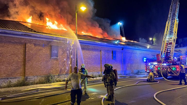 Etterbeek : un incendie ravage la salle L’Arsenal, les panneaux solaires compliquent l’intervention (photos et vidéo)