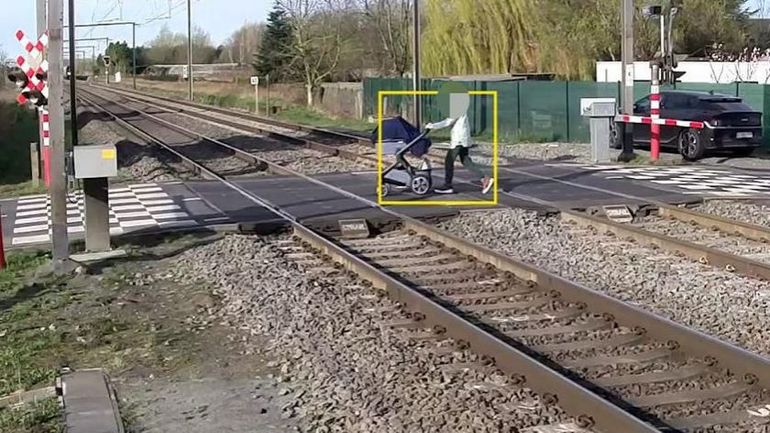 Danger aux passages à niveau : une femme traverse les rails avec son bébé alors que les barrières sont baissées