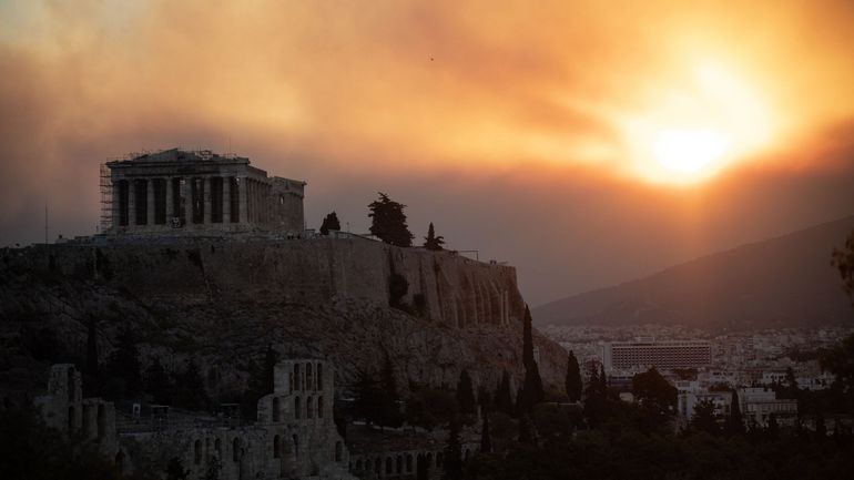 Feux en Grèce en images : les incendies se rapprochent d'Athènes, de nouvelles localités ont été évacuées,