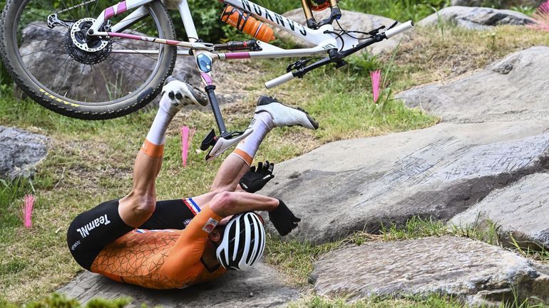 JO Tokyo 2020, Mountainbike : Mathieu van der Poel chute et dit adieu à ses rêves olympiques, le Néerlandais à l'hôpital