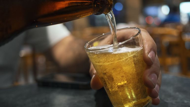 Vente d'alcool limitée, publicité restreinte : ce qui est sur la table du gouvernement en matière de 