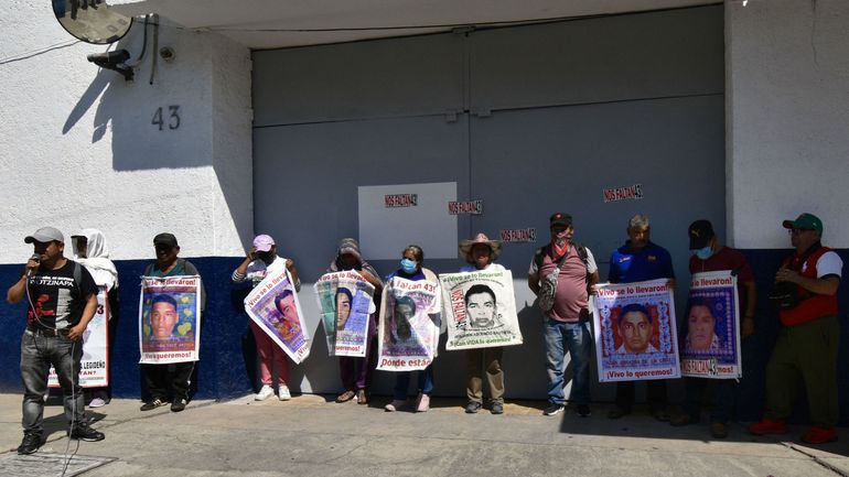 Mexique : des manifestants enfoncent la porte du palais présidentiel