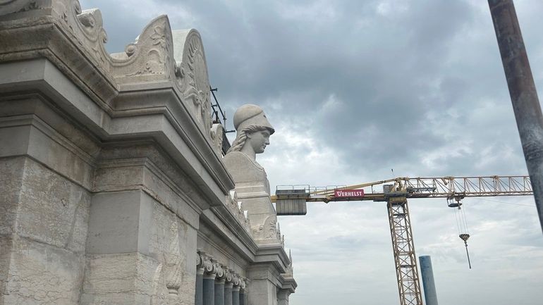 Une première partie restaurée de la façade du palais de justice de Bruxelles dévoilée