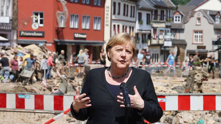 Inondations en Allemagne: Angela Merkel défend le système d'alerte, le bilan s'alourdit