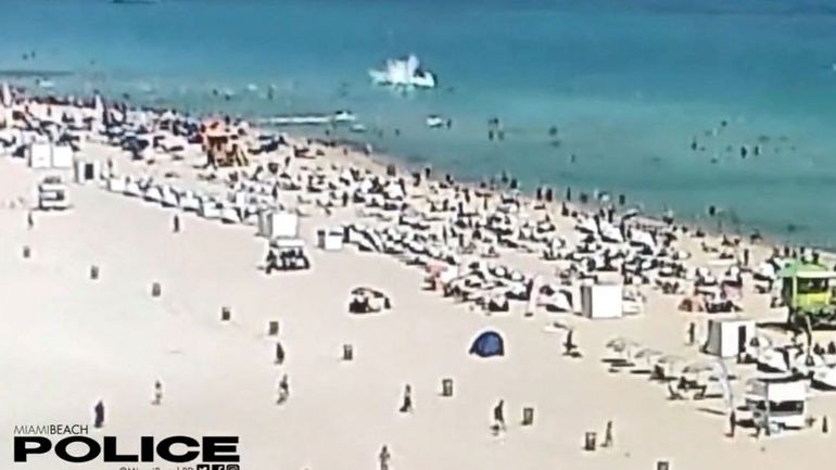 Un hélicoptère s'écrase parmi des baigneurs à Miami