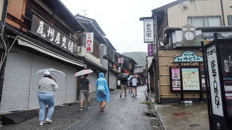 La tempête tropicale Lan balaie l'ouest du Japon, 180.000 habitants à évacuer