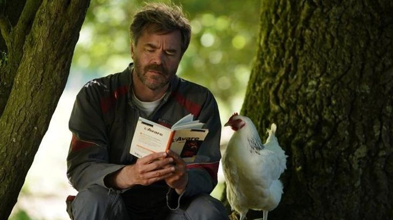 Guillaume De Tonquédec se transforme en fermier prêt à tout pour faire le buzz dans "Roxane"