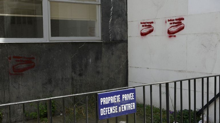 Tags de cercueils sur des murs à Paris, garde à vue prolongée pour trois Moldaves